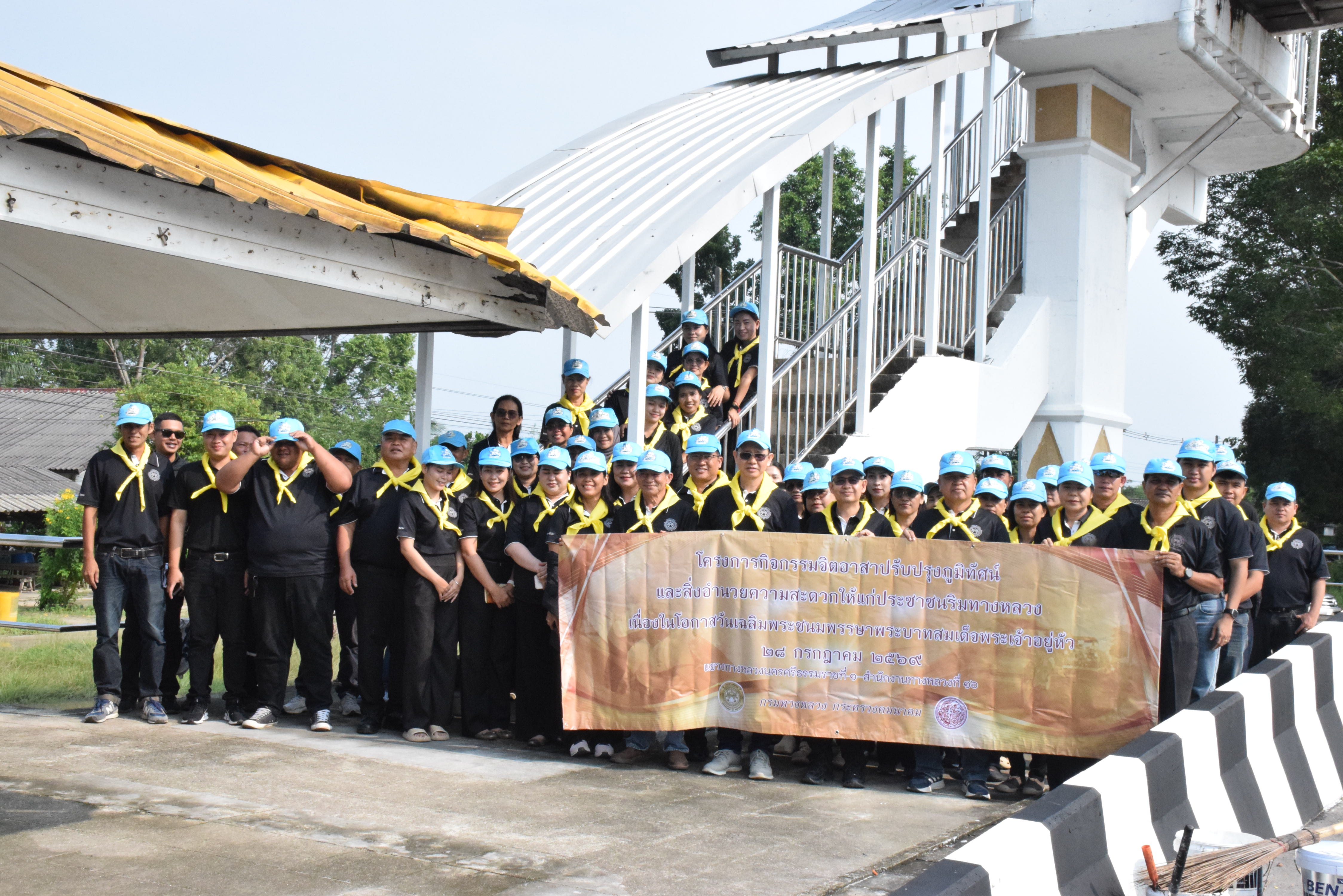 จกรรมจิตอาสาฯ โดยทาสีสะพานลอยและบริเวณ ณ ทางหลวงหมายเลข 4103 ตอน ปากพูน - เบญจม ที่ กม. 9+800 (หน้าโรงเรียนเมืองนครศรีธรรมราช